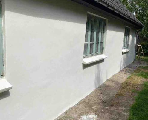 Renoveret lys facade efter puds og maling